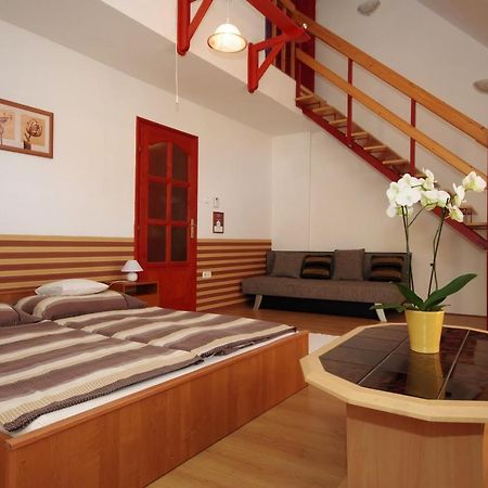 Hellasz Apartman ยูลา ภายนอก รูปภาพ