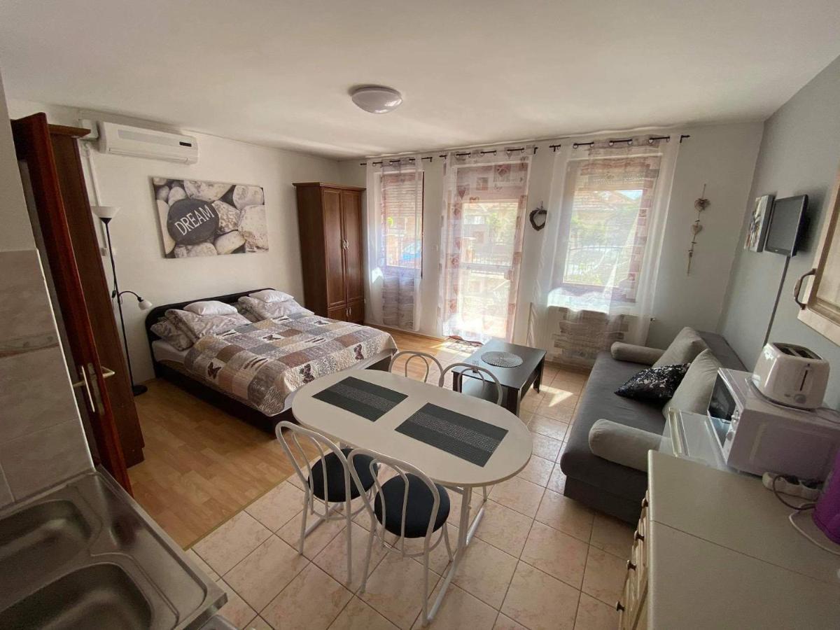 Hellasz Apartman ยูลา ภายนอก รูปภาพ