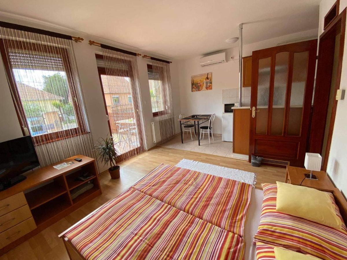 Hellasz Apartman ยูลา ภายนอก รูปภาพ