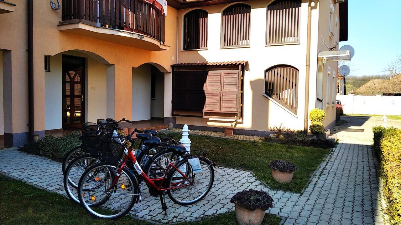 Hellasz Apartman ยูลา ภายนอก รูปภาพ