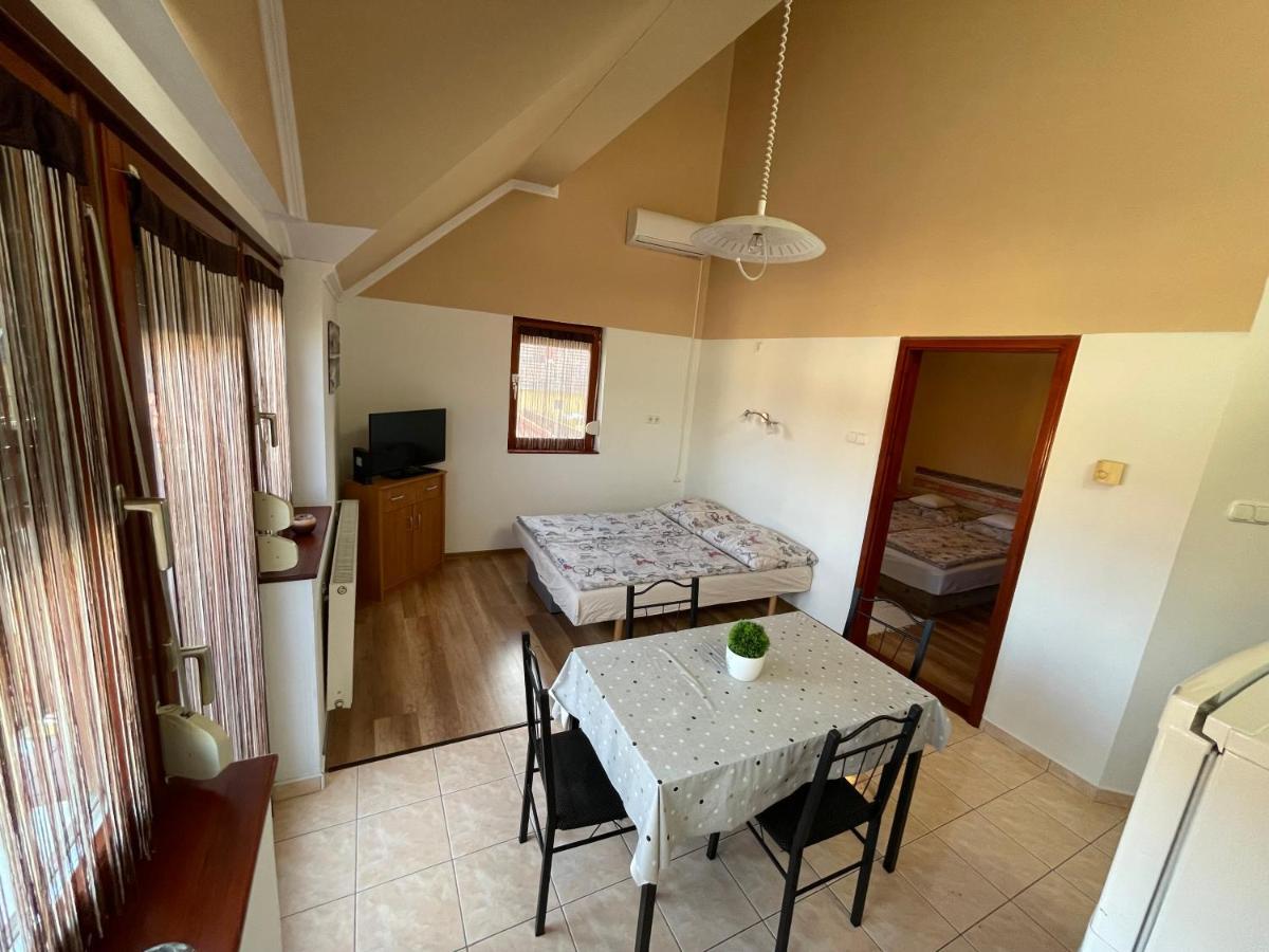 Hellasz Apartman ยูลา ภายนอก รูปภาพ