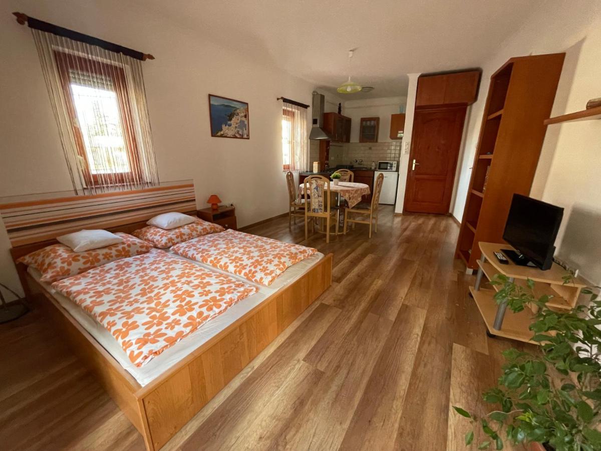 Hellasz Apartman ยูลา ภายนอก รูปภาพ