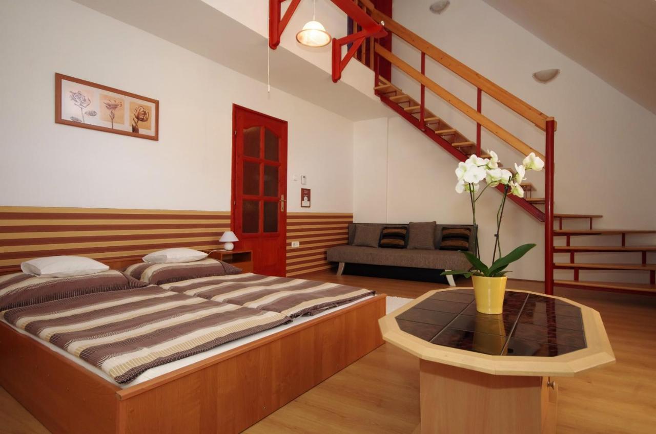 Hellasz Apartman ยูลา ภายนอก รูปภาพ