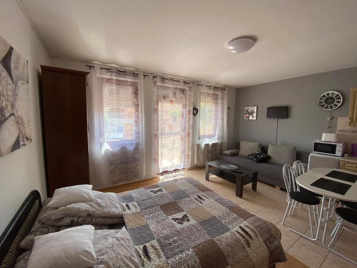 Hellasz Apartman ยูลา ภายนอก รูปภาพ
