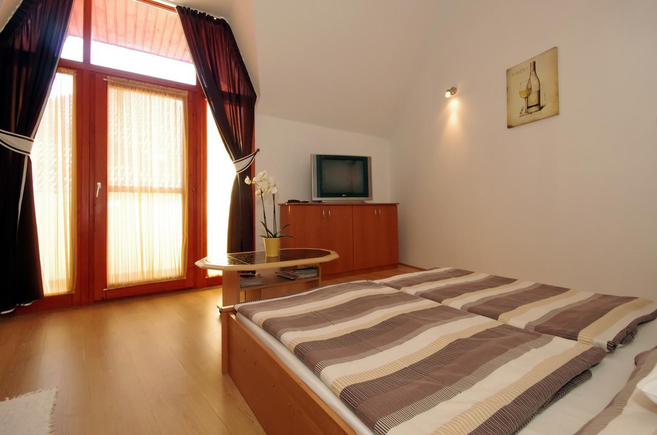 Hellasz Apartman ยูลา ภายนอก รูปภาพ