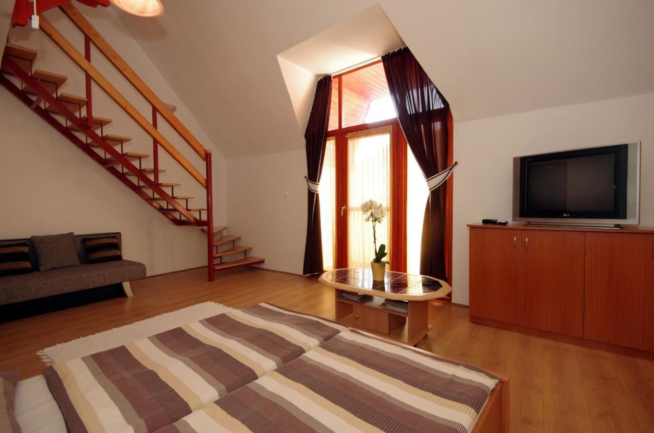 Hellasz Apartman ยูลา ภายนอก รูปภาพ